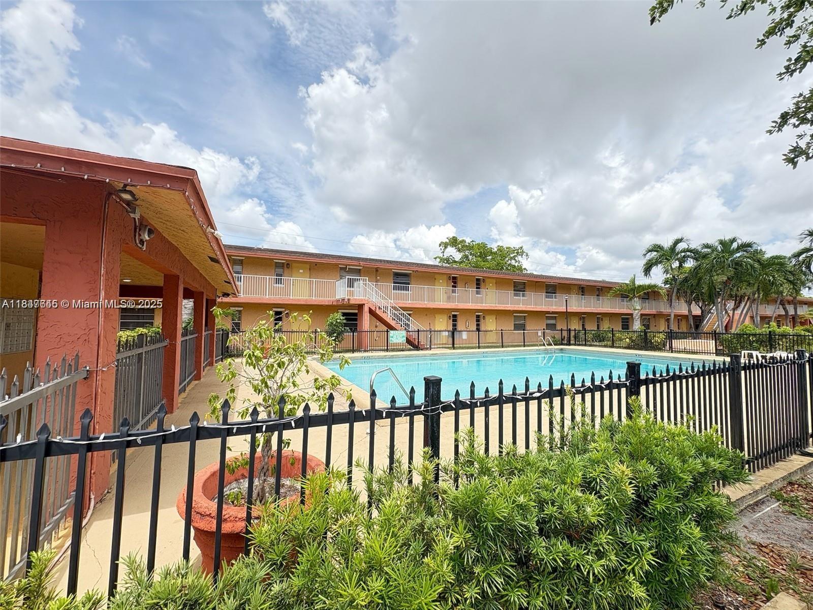 COURTS AT OAKLAND PARK - Residential
