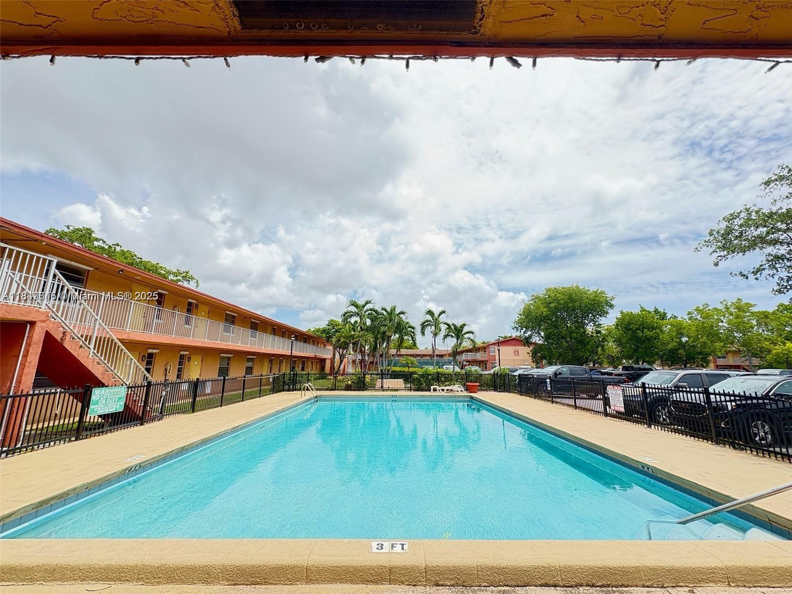 COURTS AT OAKLAND PARK - Residential