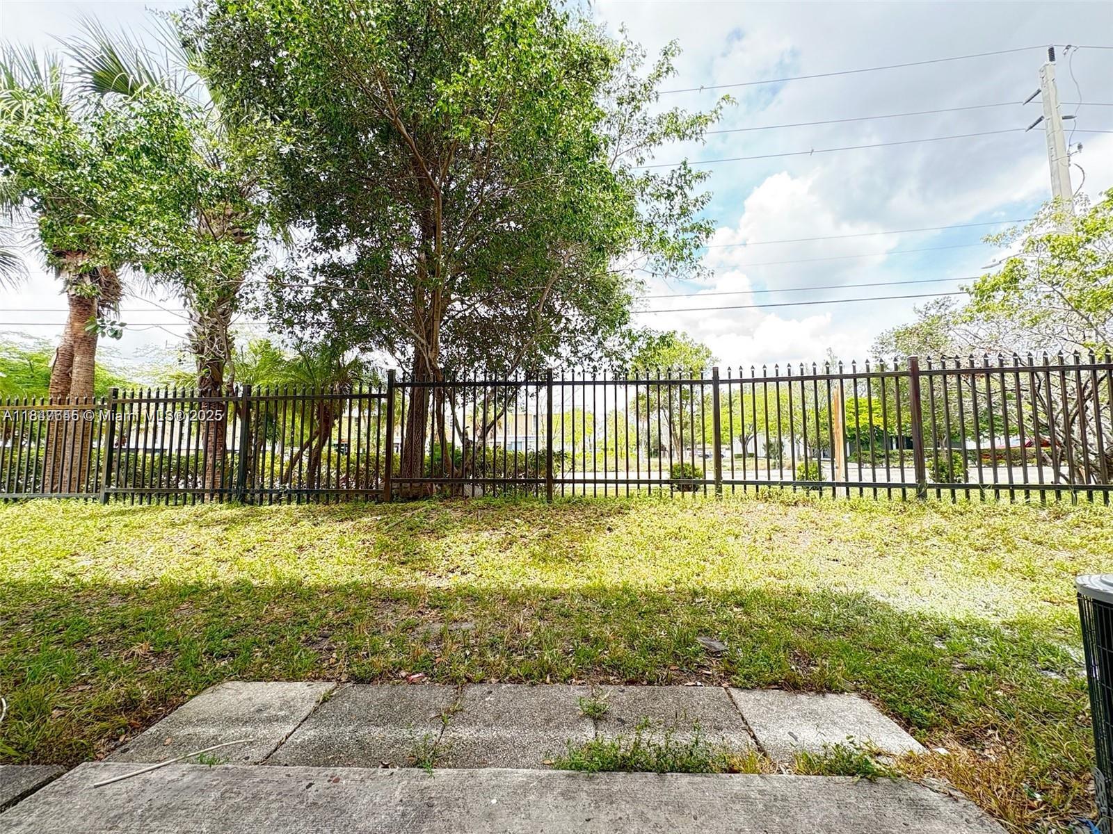 COURTS AT OAKLAND PARK - Residential