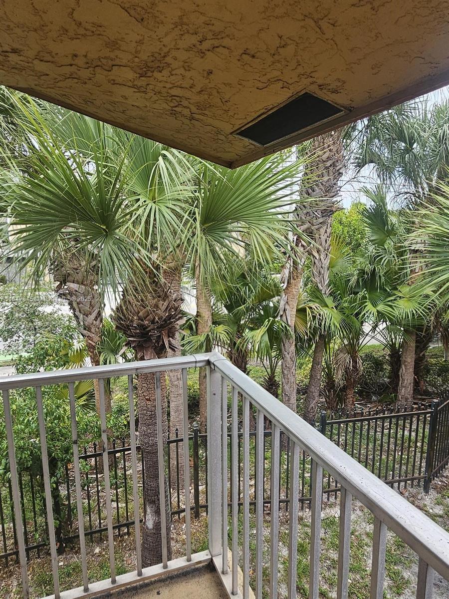 COURTS AT OAKLAND PARK - Residential