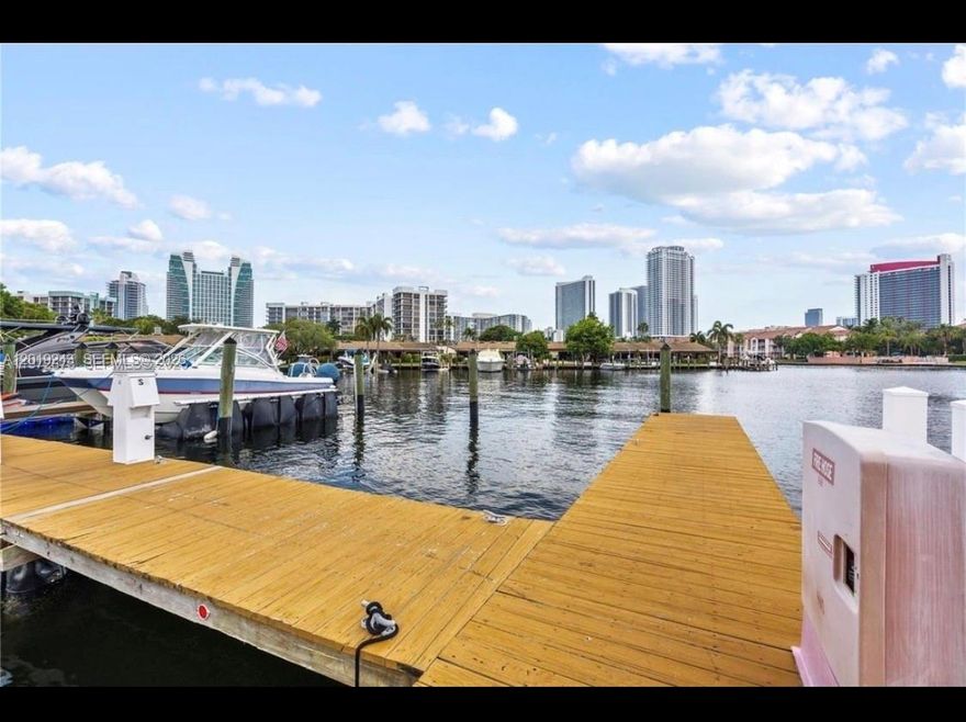 18 FT WIDE T DOCK, END UNIT, 30/50 AMP.  2 MINUTES FROM ICW.  NO FIXED BRIDGES.  CAN FIT A 50+ FEET BOAT