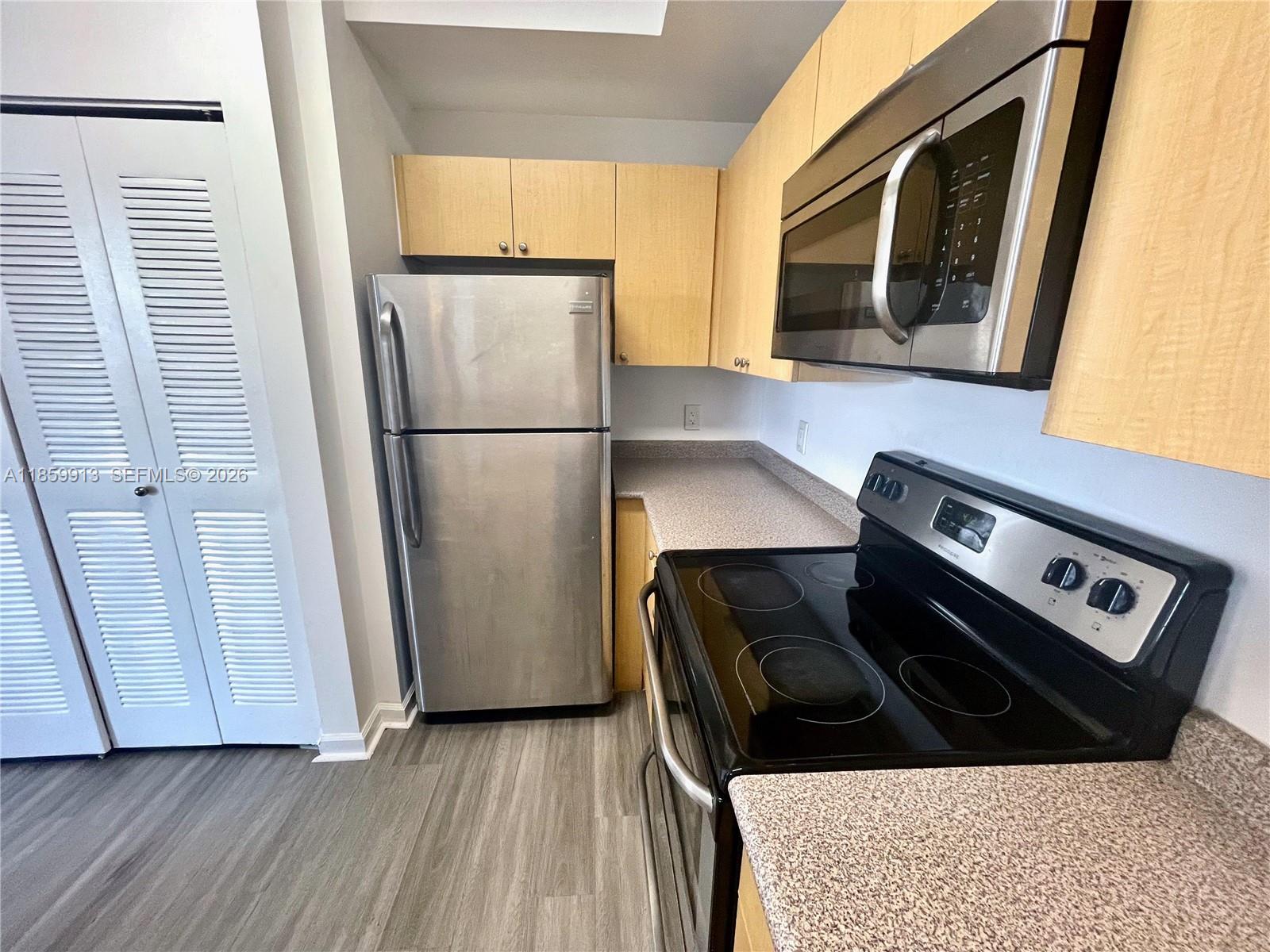 1919 Van Buren St 818A