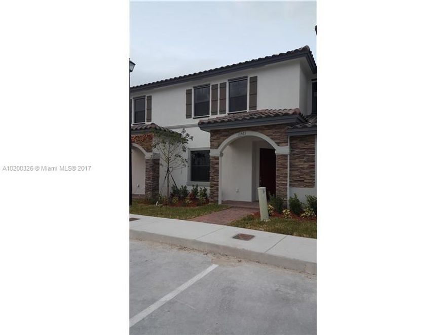 Brand new, never lived in villa in Artesa. This house is upgraded with granite countertops, stainless steel appliances and a large part of the backyard is paved for not much yard maintenance for you. Close to the turnpike, shopping and great schools.