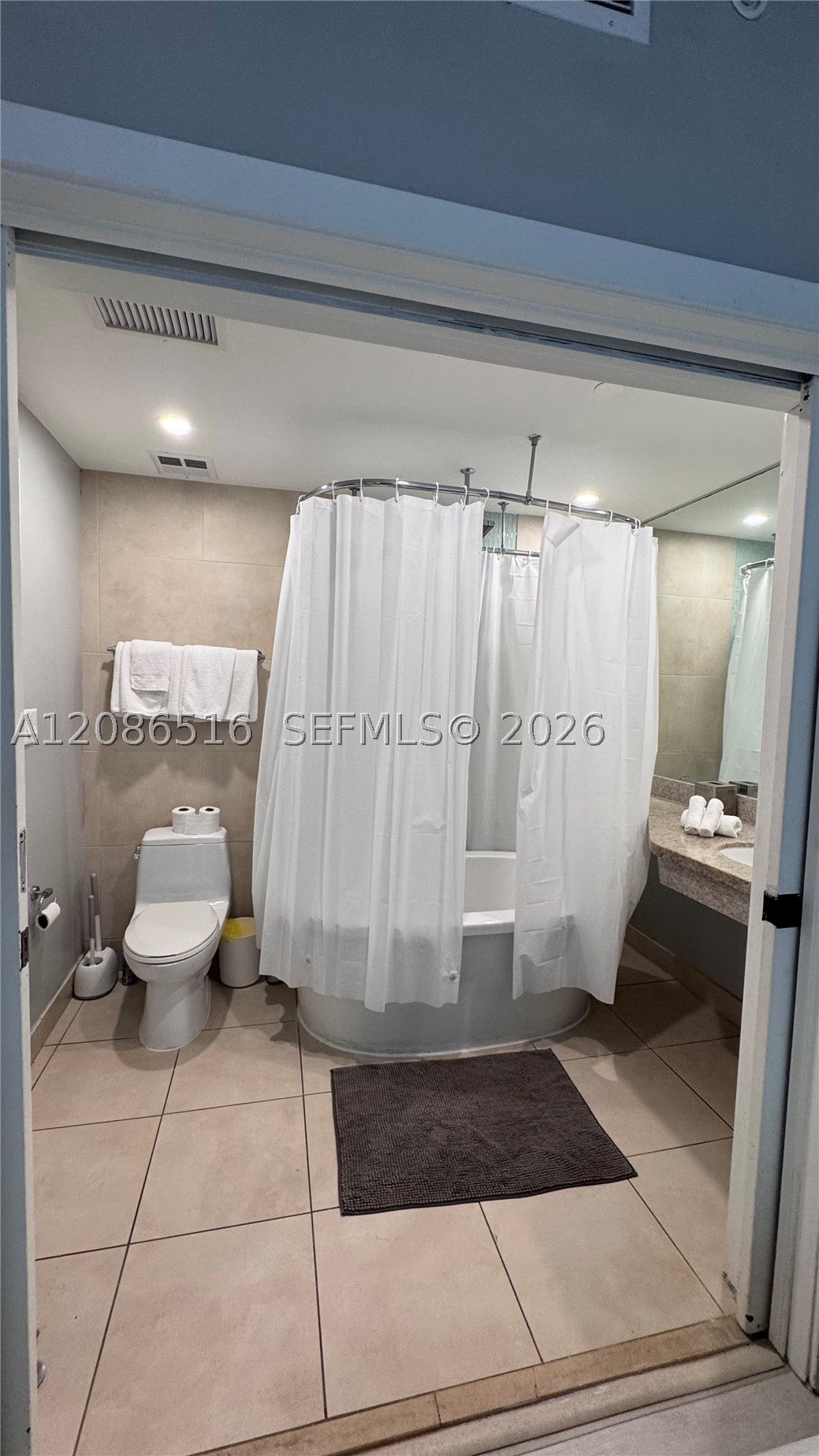 1036 Ocean Dr B205, Miami Beach, FL, 33139/$269,000 3 1036 Ocean Dr B205