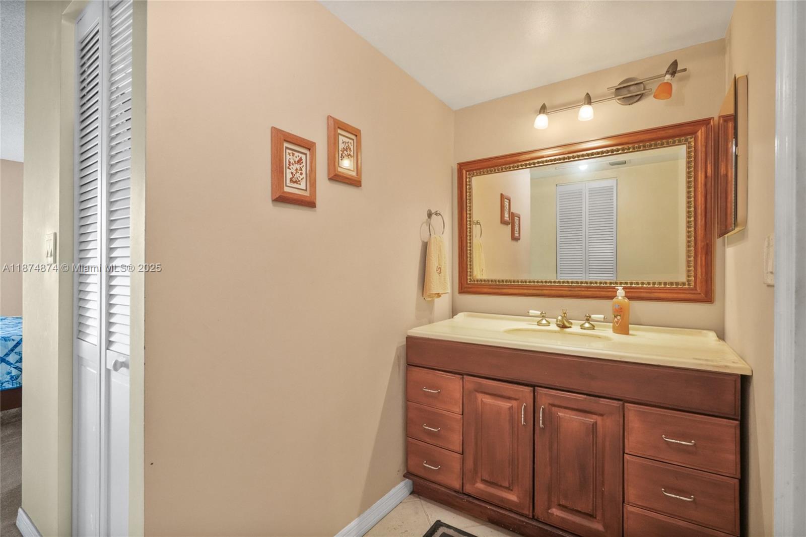 BISCAYA IV CONDO - Residential