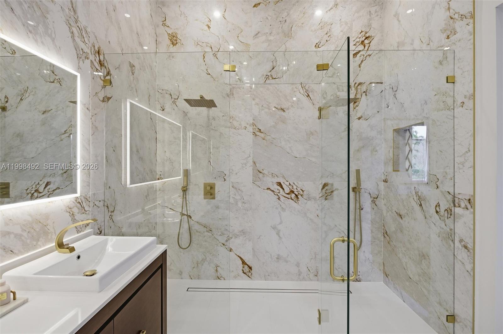 PINEWOOD GROVE - Residential