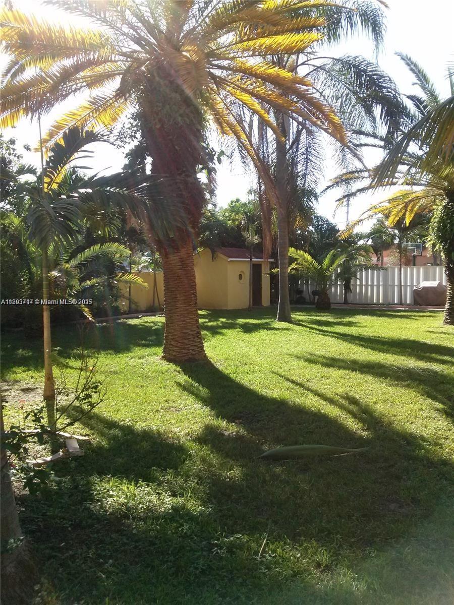 Look no further, this 1 bedroom 1 bath is well situated in downtown hollywood near, restaurant, public transportation,highway, beaches, restaurants and many more . Do you work at fort lauderdale airport then this is for you. Your travel will be short.This unit is located 1 block west of US-1,on the first floor with an all tile flooring.
The unit boast of separate dining and living space,not to forget of room for large bedroom furnitures,closets is wall to wall, you also have closet space for your towels and the bathroom is located outside of the bedroom giving you bedroom privacy. COME VIEW & RENT