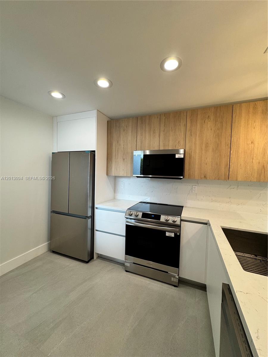 VILLA DORAL CONDO NO 5 - Residential Lease