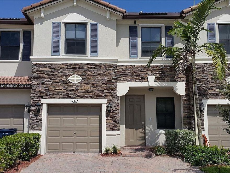 Discover the perfect balance between home and investment in Interlaken. This charming townhouse is not only located in a safe and family-friendly community with access to excellent nearby schools, ideal for your family's growth and well-being, but it's also a perfect opportunity for investors, eligible for FHA financing. With a backyard where children can play and offering a safe and welcoming environment, this property provides both a family-friendly lifestyle and a smart investment all in one.