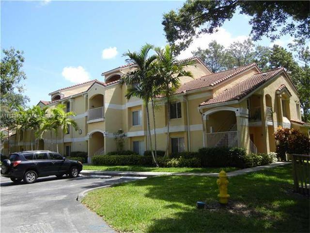 Unit 1 bedroom 1 bathroom unit at the Gated community Sailboat Pointe in Oakland Park. Open concept kitchen and plenty of cabinets, balcony. Very spacious bedroom with large closet, Bathroom totally updated. washer and dryer inside the unit, amenities Oversize pool, hot tub, gym, tennis court, and plenty of guest parking. (1 month and 2 security deposit)