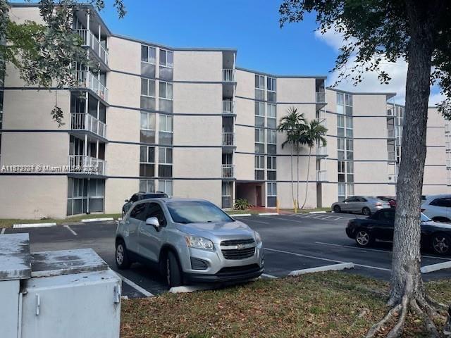 Beautiful apartment in the heart of Hialeah. 2 bedroom, 2 bathroom unit featuring laminated floors. Fully upgraded open kitchen with quartz surfaces and stunning garden view. Laundry facility Large balcony.
1 parking space. and more extra spaces.