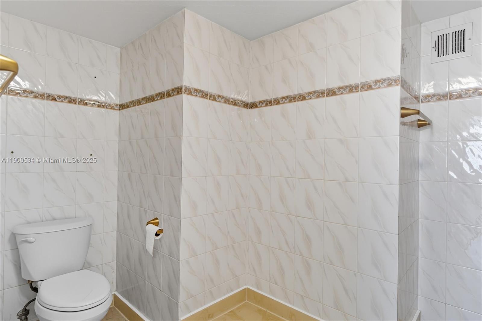 PLAZA TOWERS NORTH CONDO - Residential Lease