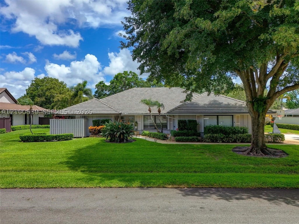 Photo of 15 W Balfour Rd W, Palm Beach Gardens, FL 33418 (MLS # A12100530)