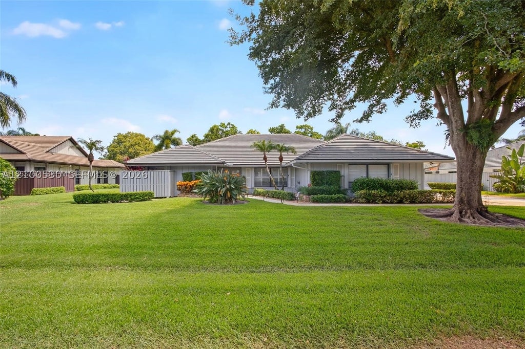 Photo of 15 W Balfour Rd W, Palm Beach Gardens, FL 33418 (MLS # A12100530)