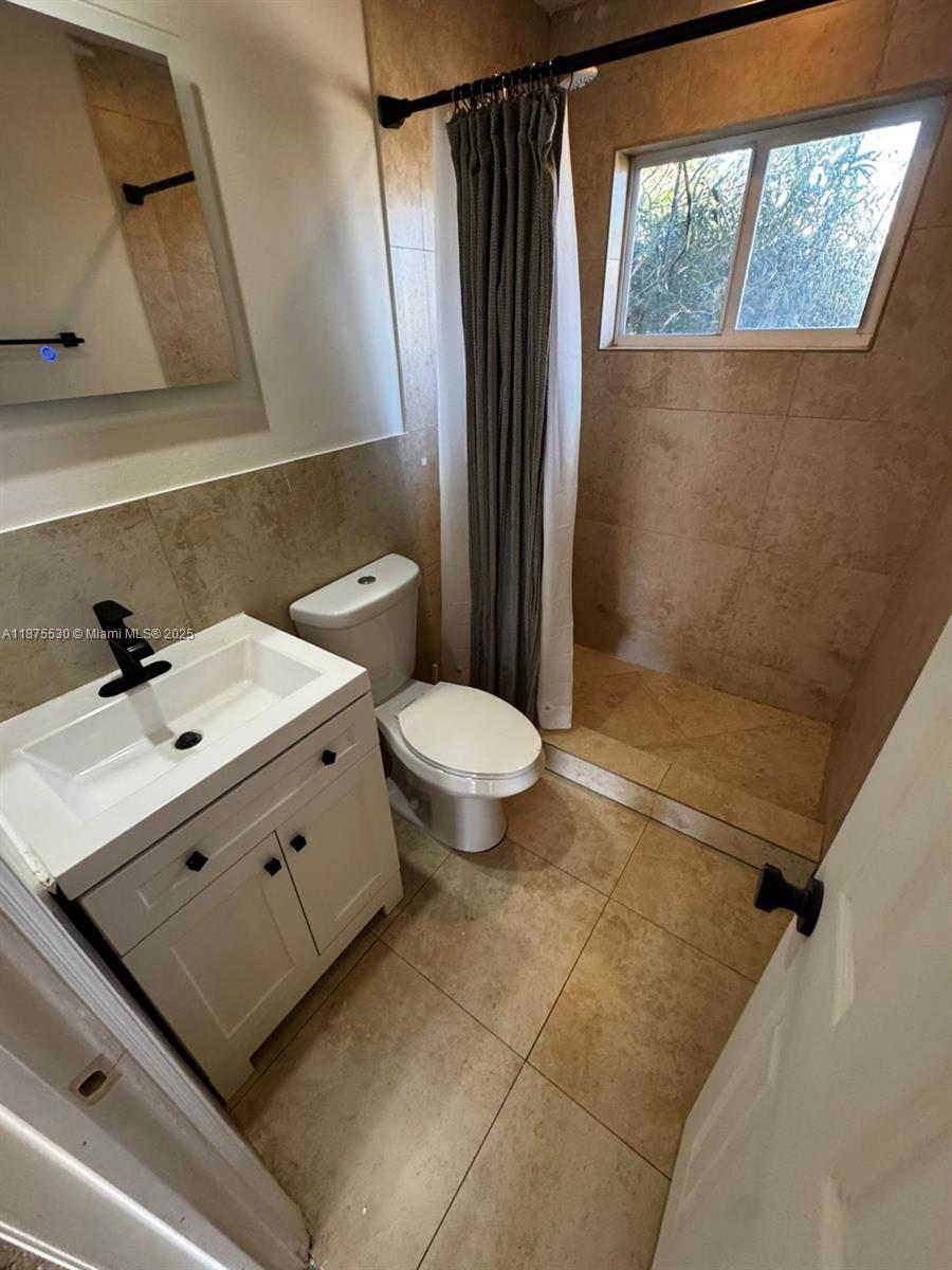 Fully furnished one-bedroom, one-bathroom apartment for rent in the heart of Wilton Manors. This cozy unit features a fully equipped kitchen, air conditioning, excellent natural lighting, and a tranquil atmosphere, ideal for those seeking comfort and style. The property is pet-friendly, making it a great choice for those with four-legged companions. Located just minutes from Wilton Drive, beaches, shopping, restaurants, and the area's vibrant nightlife. Available for immediate move-in. Don't miss this opportunity to live in one of Fort Lauderdale's most desirable areas!