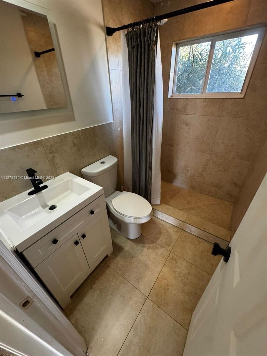 Fully furnished one-bedroom, one-bathroom apartment for rent in the heart of Wilton Manors. This cozy unit features a fully equipped kitchen, air conditioning, excellent natural lighting, and a tranquil atmosphere, ideal for those seeking comfort and style. The property is pet-friendly, making it a great choice for those with four-legged companions. Located just minutes from Wilton Drive, beaches, shopping, restaurants, and the area's vibrant nightlife. Available for immediate move-in. Don't miss this opportunity to live in one of Fort Lauderdale's most desirable areas!