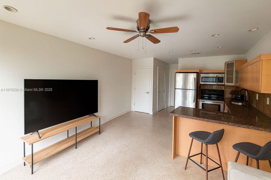 Fully furnished one-bedroom, one-bathroom apartment for rent in the heart of Wilton Manors. This cozy unit features a fully equipped kitchen, air conditioning, excellent natural lighting, and a tranquil atmosphere, ideal for those seeking comfort and style. The property is pet-friendly, making it a great choice for those with four-legged companions. Located just minutes from Wilton Drive, beaches, shopping, restaurants, and the area's vibrant nightlife. Available for immediate move-in. Don't miss this opportunity to live in one of Fort Lauderdale's most desirable areas!