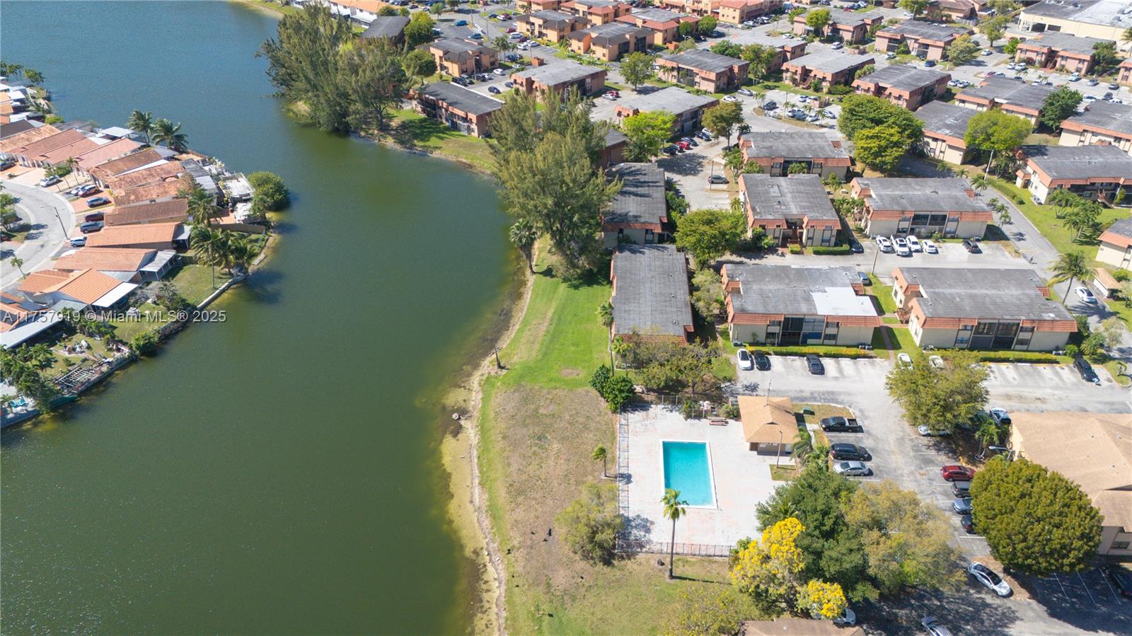 LAGO GRANDE CONDO THREE C - Residential