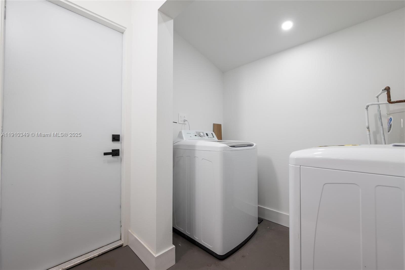 HOLLYWOOD PLACE - Residential Income