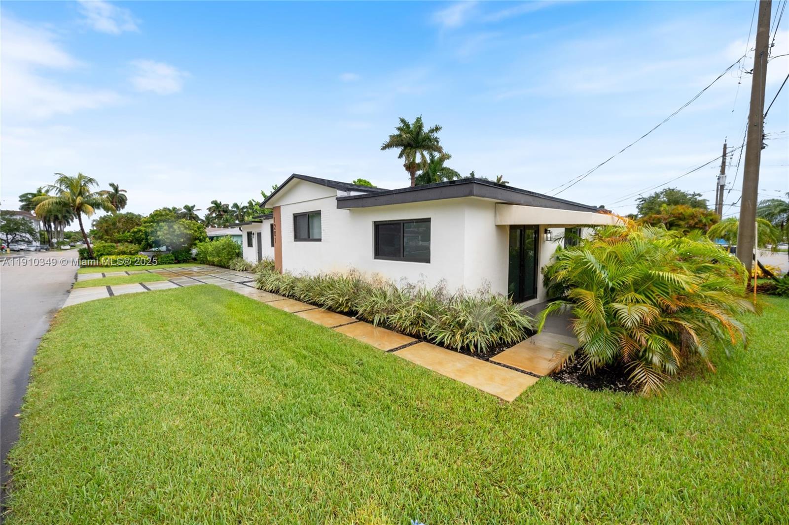 HOLLYWOOD PLACE - Residential Income