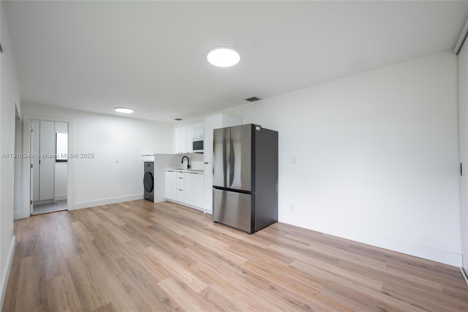 HOLLYWOOD PLACE - Residential Income