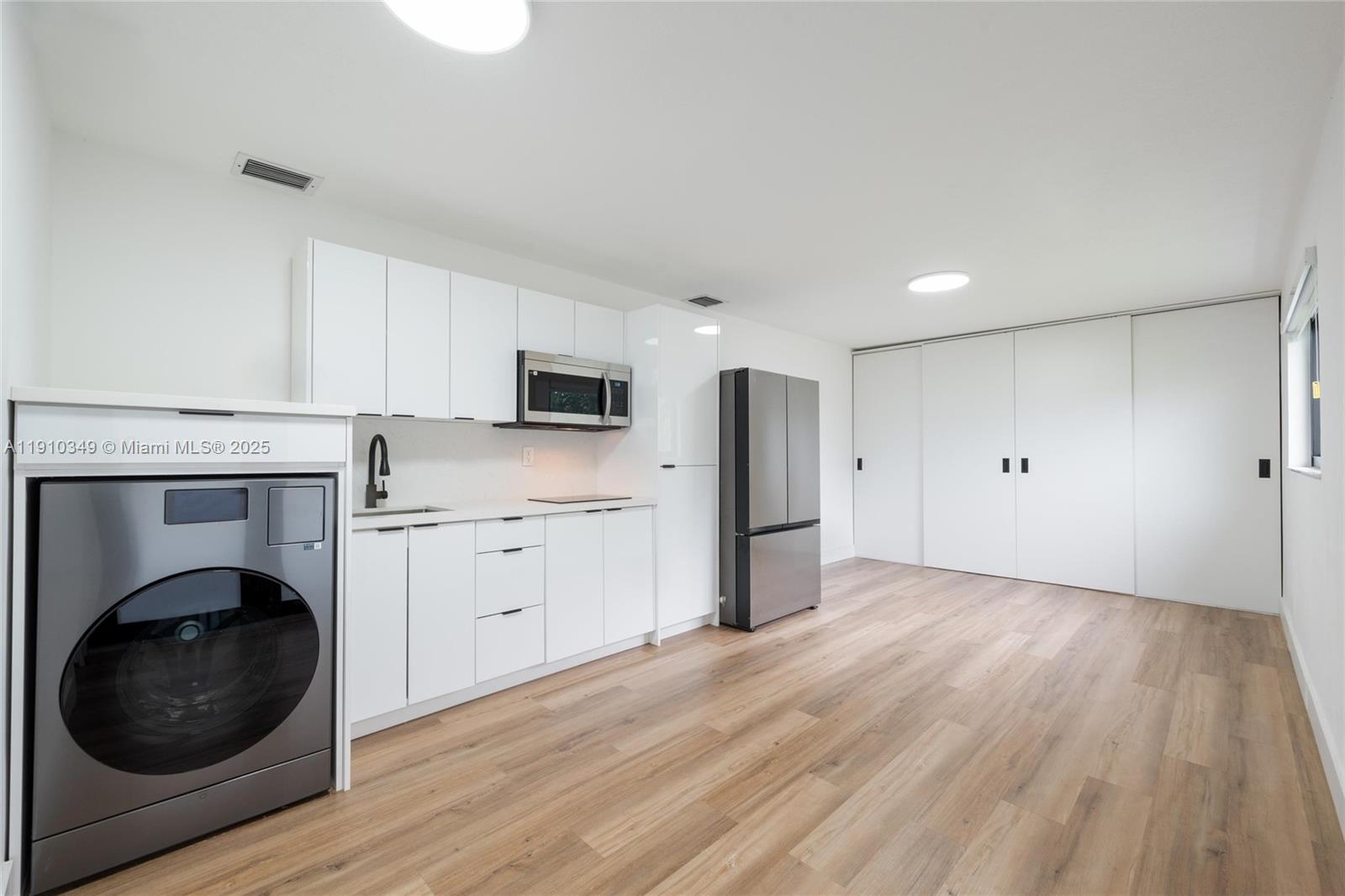 HOLLYWOOD PLACE - Residential Income