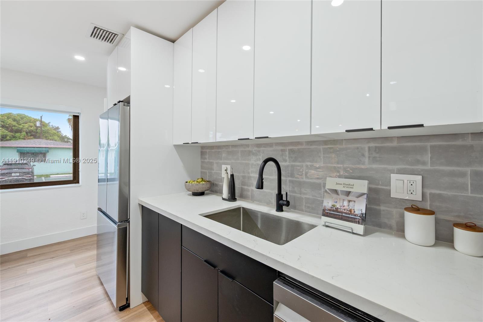 HOLLYWOOD PLACE - Residential Income