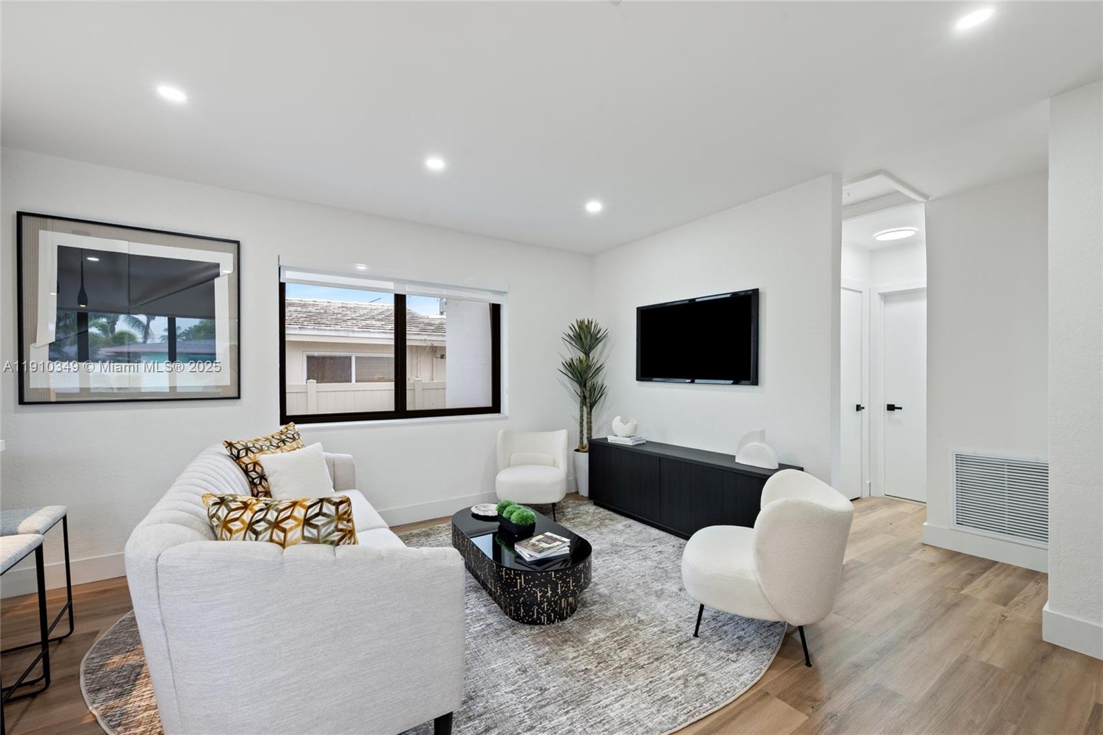 HOLLYWOOD PLACE - Residential Income