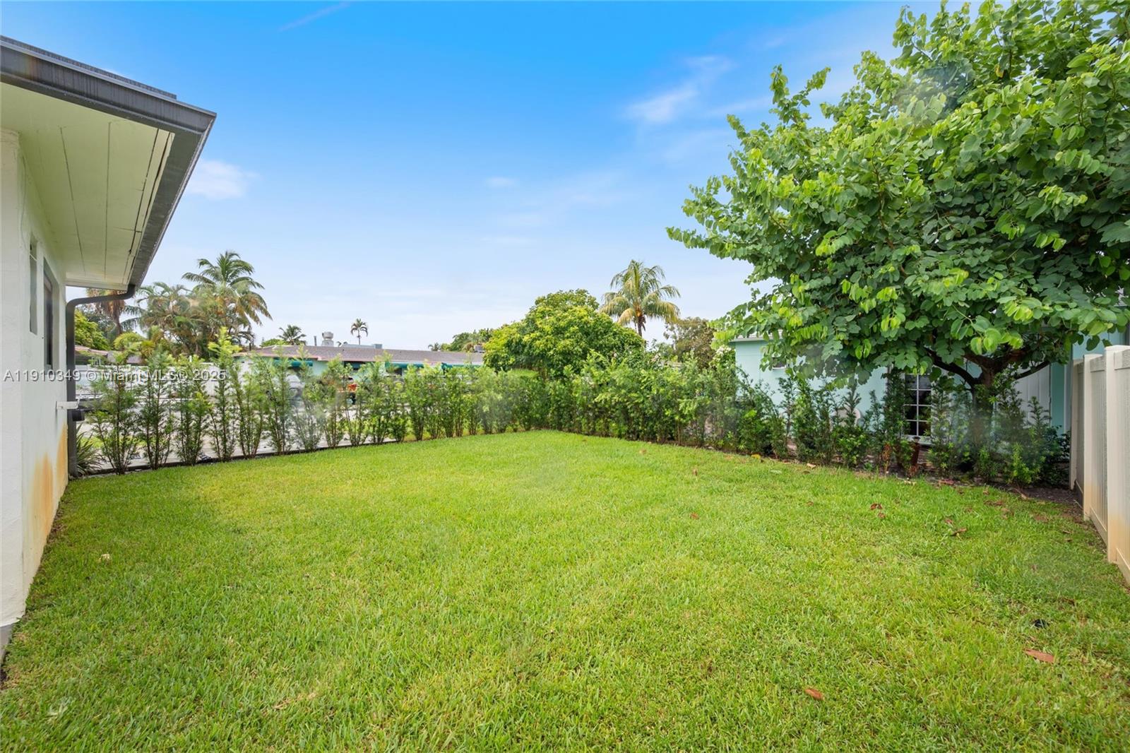 HOLLYWOOD PLACE - Residential Income