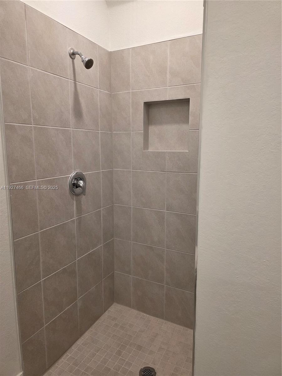 MIAMI LAND AND DEVELOPMEN - Residential Lease