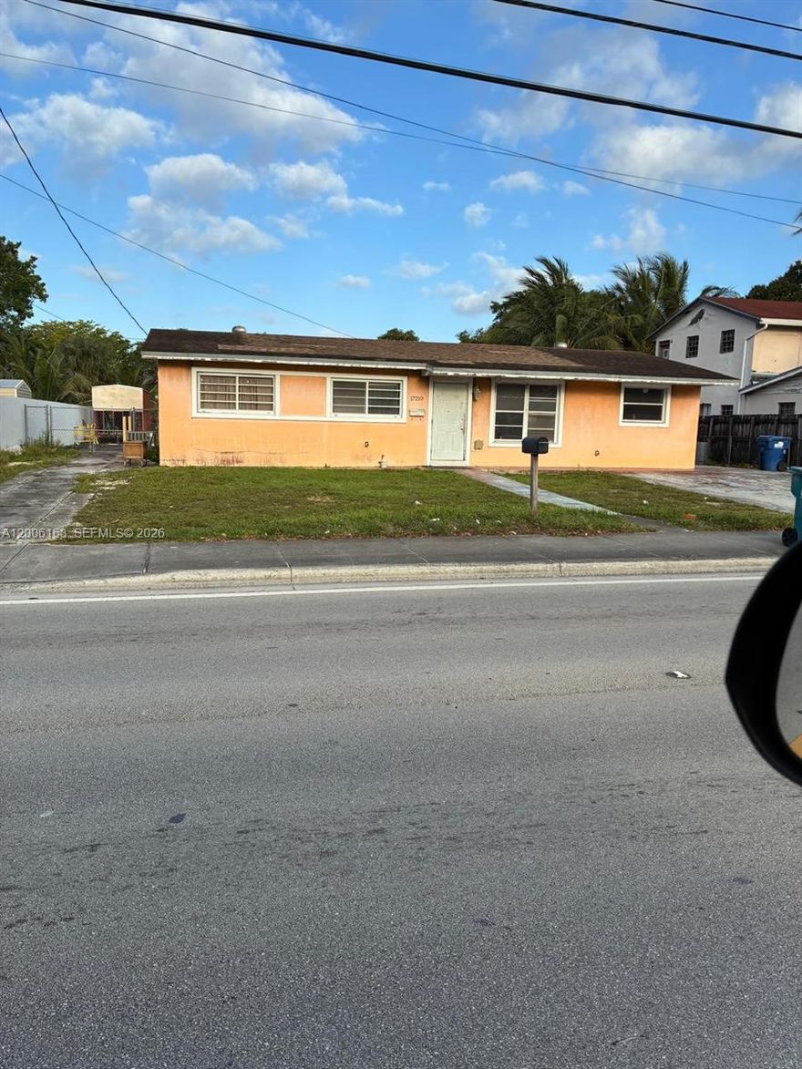 Single Famlily 3/1  One level story, No HOA, Great Area, Big Lot, Good Market Price, 1274 sqt of living space great for investors, large backyard, With lot of room to expand.