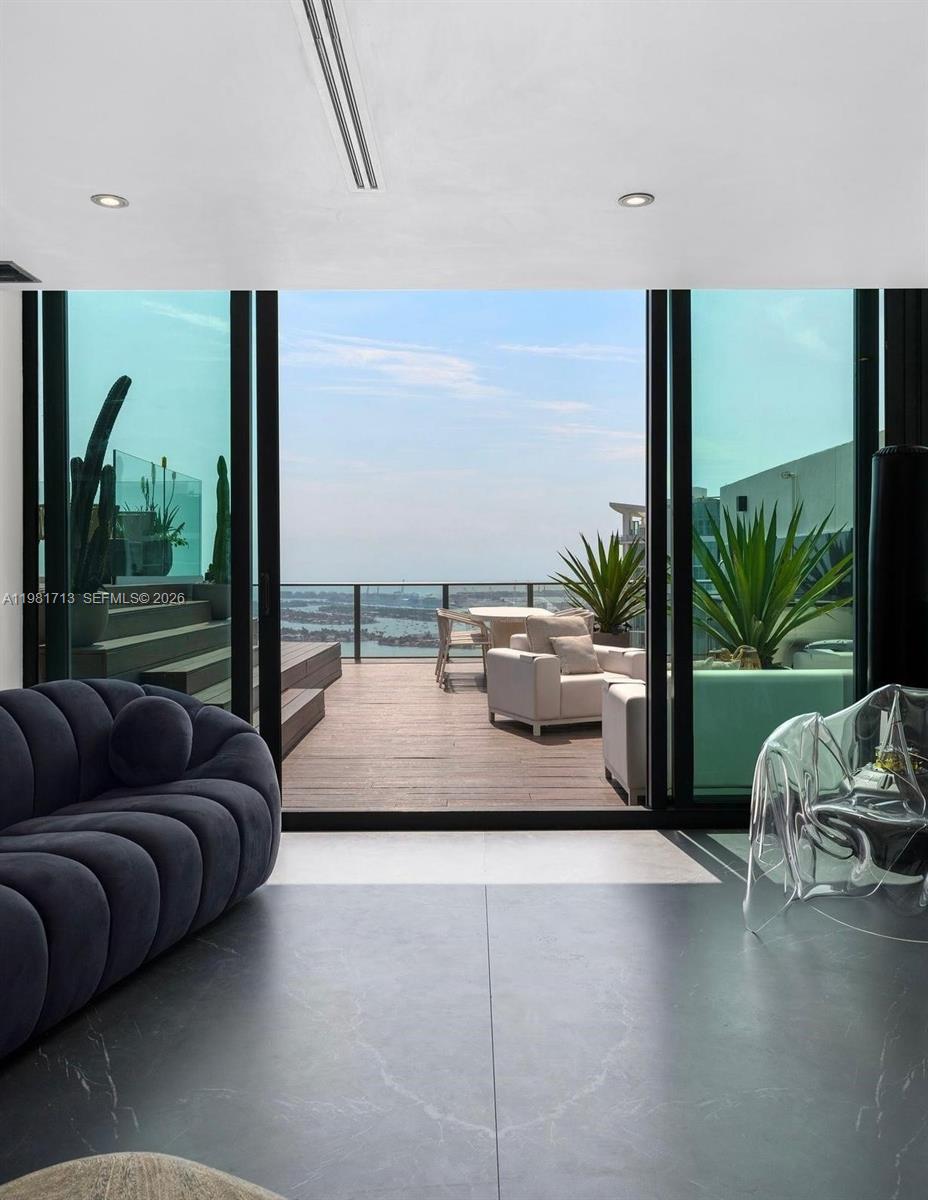 650 NE 32nd St UPH5302