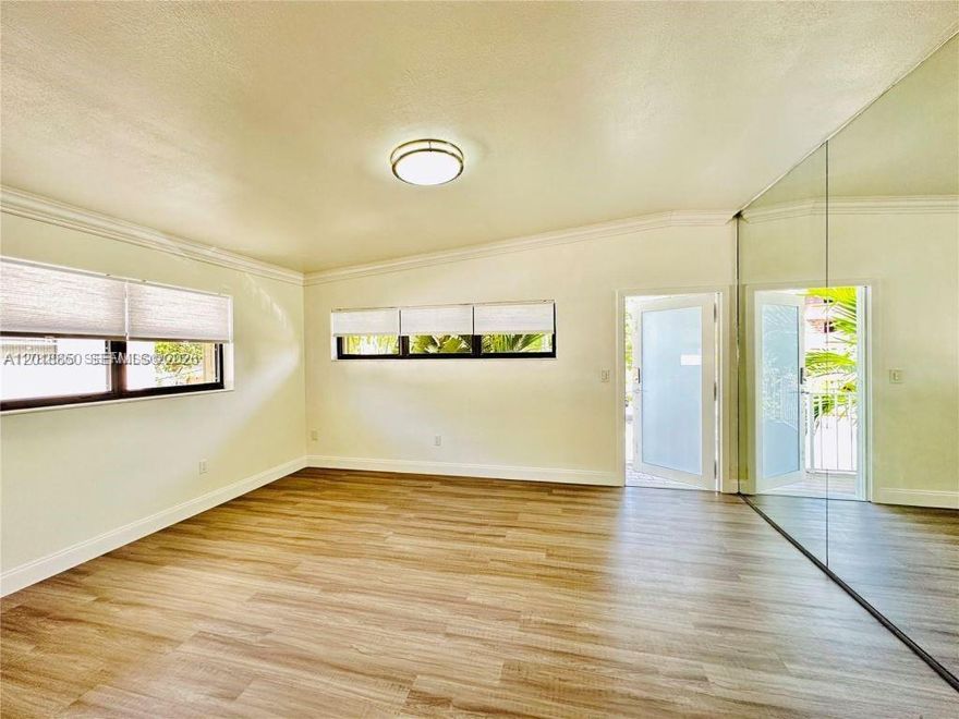 Luxury at its best! HIGH END FINISHES FOR THIS BEAUTIFUL WATERFRONT PROPERTY. LIVE YEAR ROUND OR ESCAPE THE COLD, YOUR CALL! SECURED AREA. MINUTES FROM THE BEACH AND AVENTURA MALL.