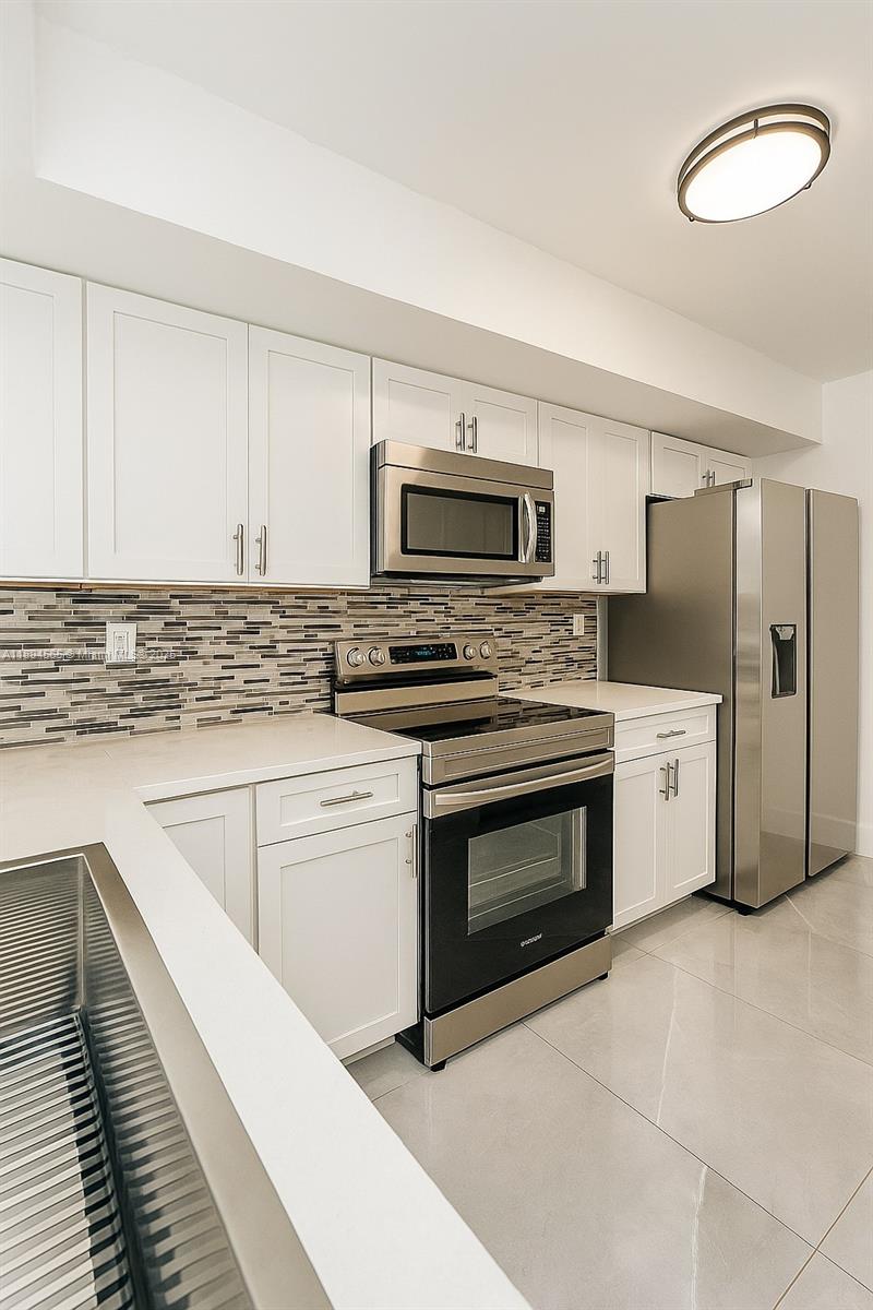 LE CLUB AT OLD CUTLER CON - Residential Lease