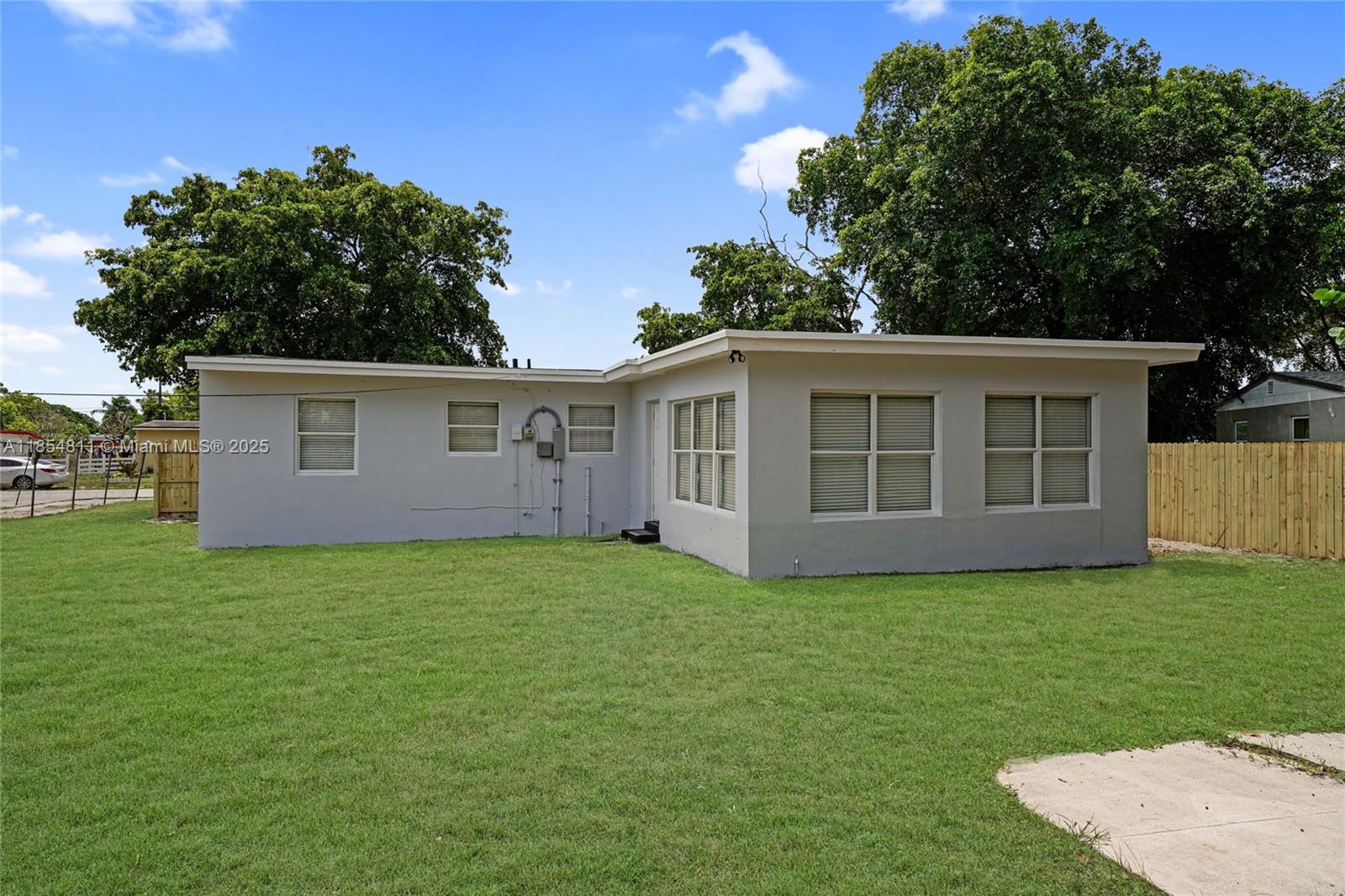 LAUDERDALE MANORS AMD PLA - Residential