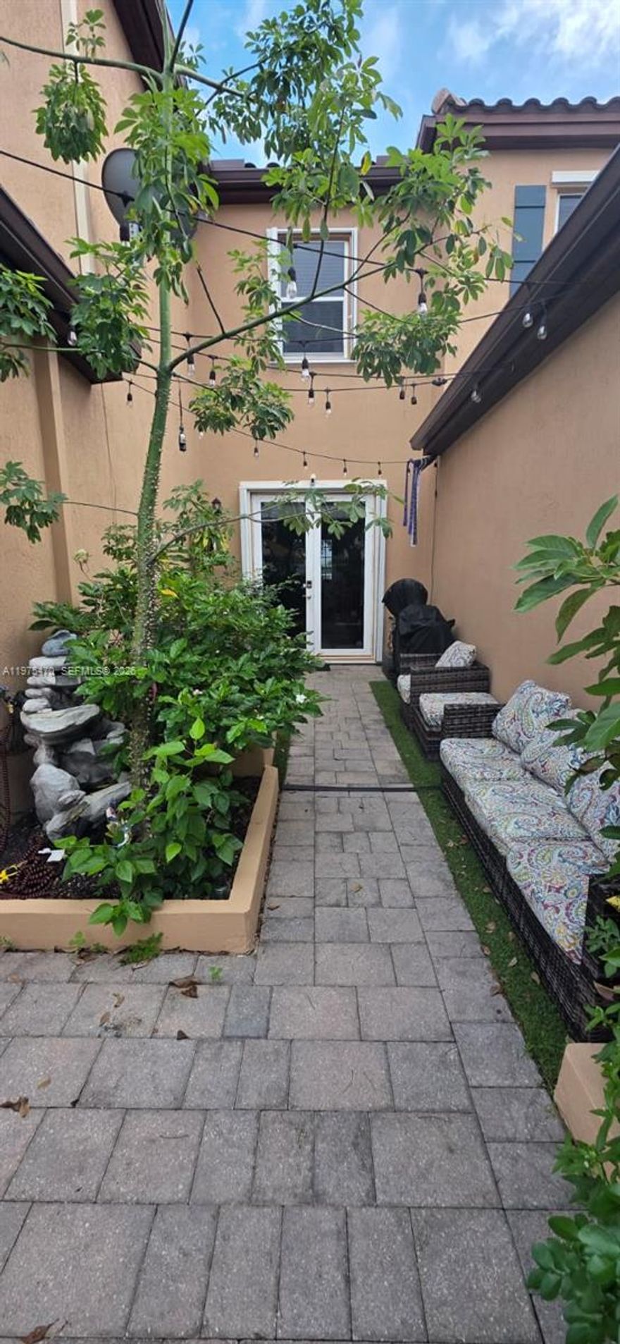 Welcome to this beautiful and well maintenance Townhome in Kendall Square Neighborhood, a very comfortable community close to daily Grocery Stores, Restaurants, Easy Mayor Road Access, Excellent For Families with Young Kids that can walk to the Kendall Square K8 Center located inside the Community, plus Enjoy of the Big and fully equipped Kendall Square Clubhouse with amenities like, Gym, Playground, Event Room, Beautiful Pool for Adult and another one for Little Kids.