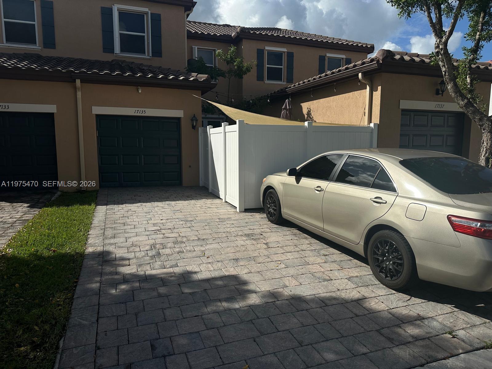 KENDALL COMMONS TOWNHOMES - Residential