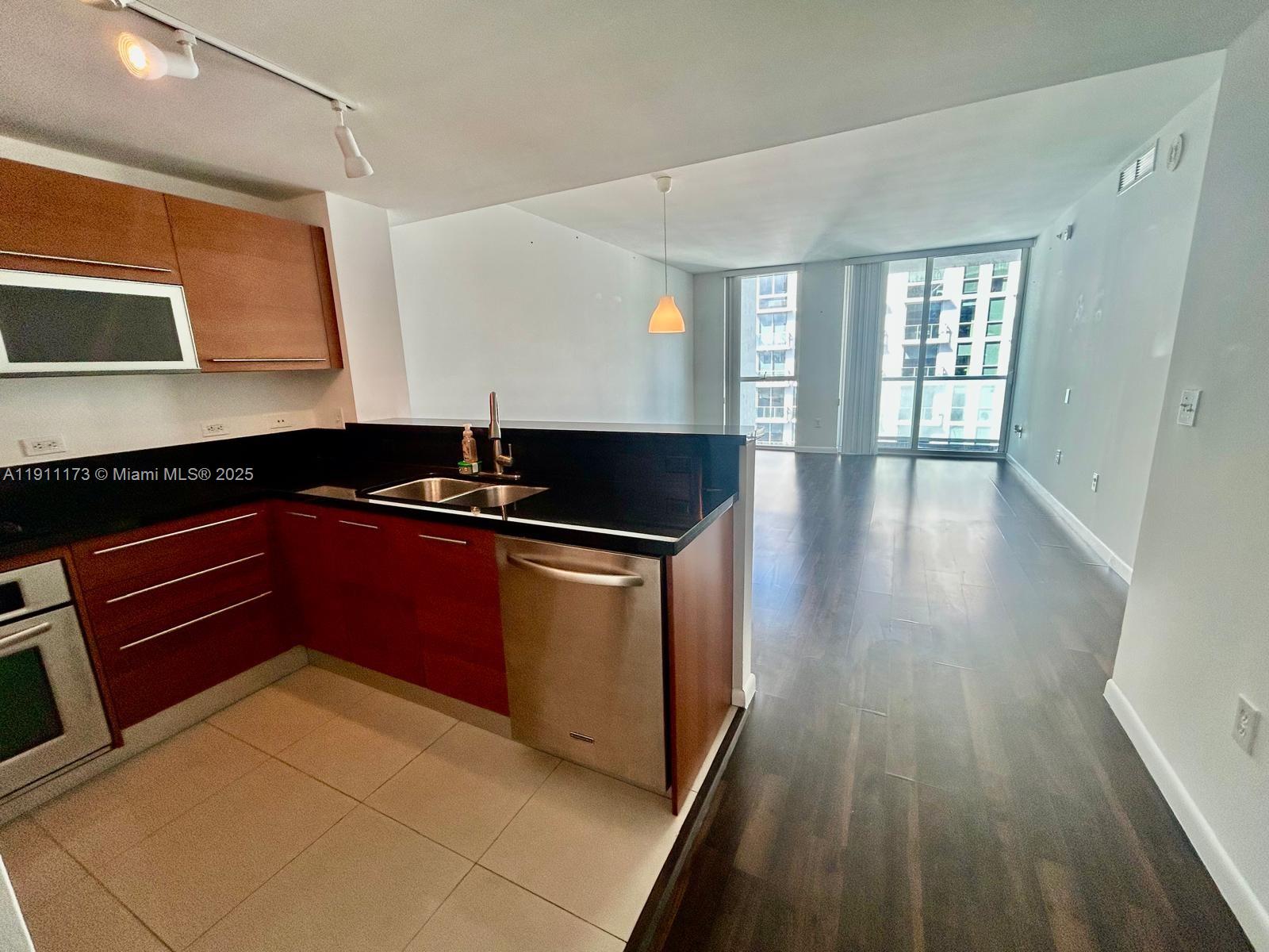 VIZCAYNE SOUTH CONDO - Residential