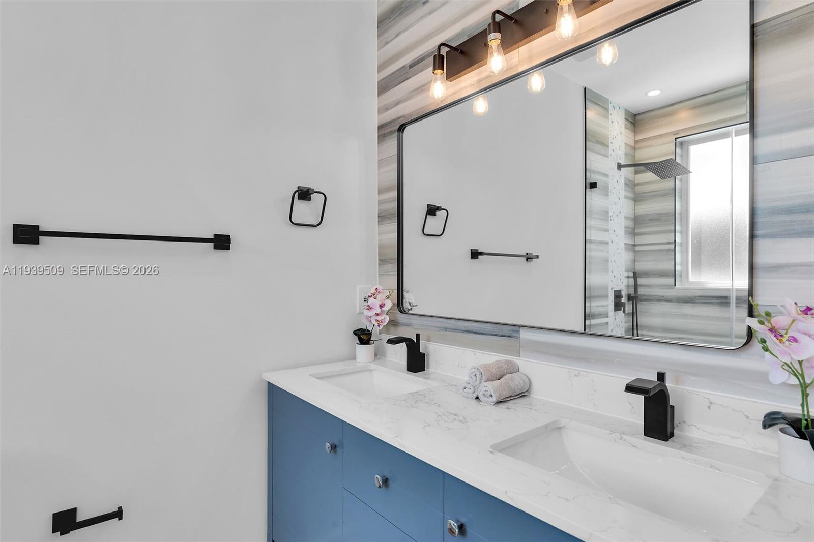 PARADISE POINT - Residential