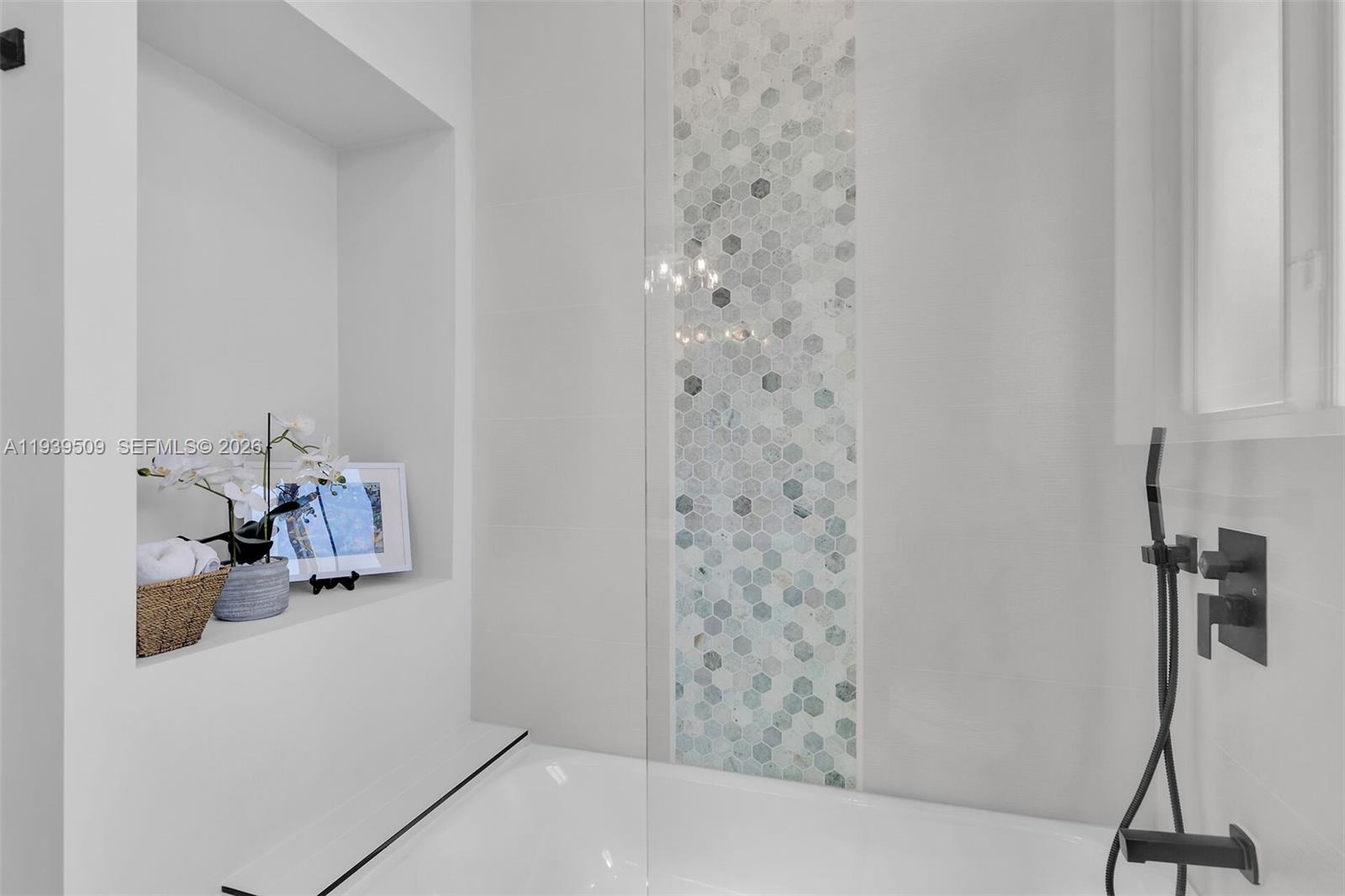 PARADISE POINT - Residential