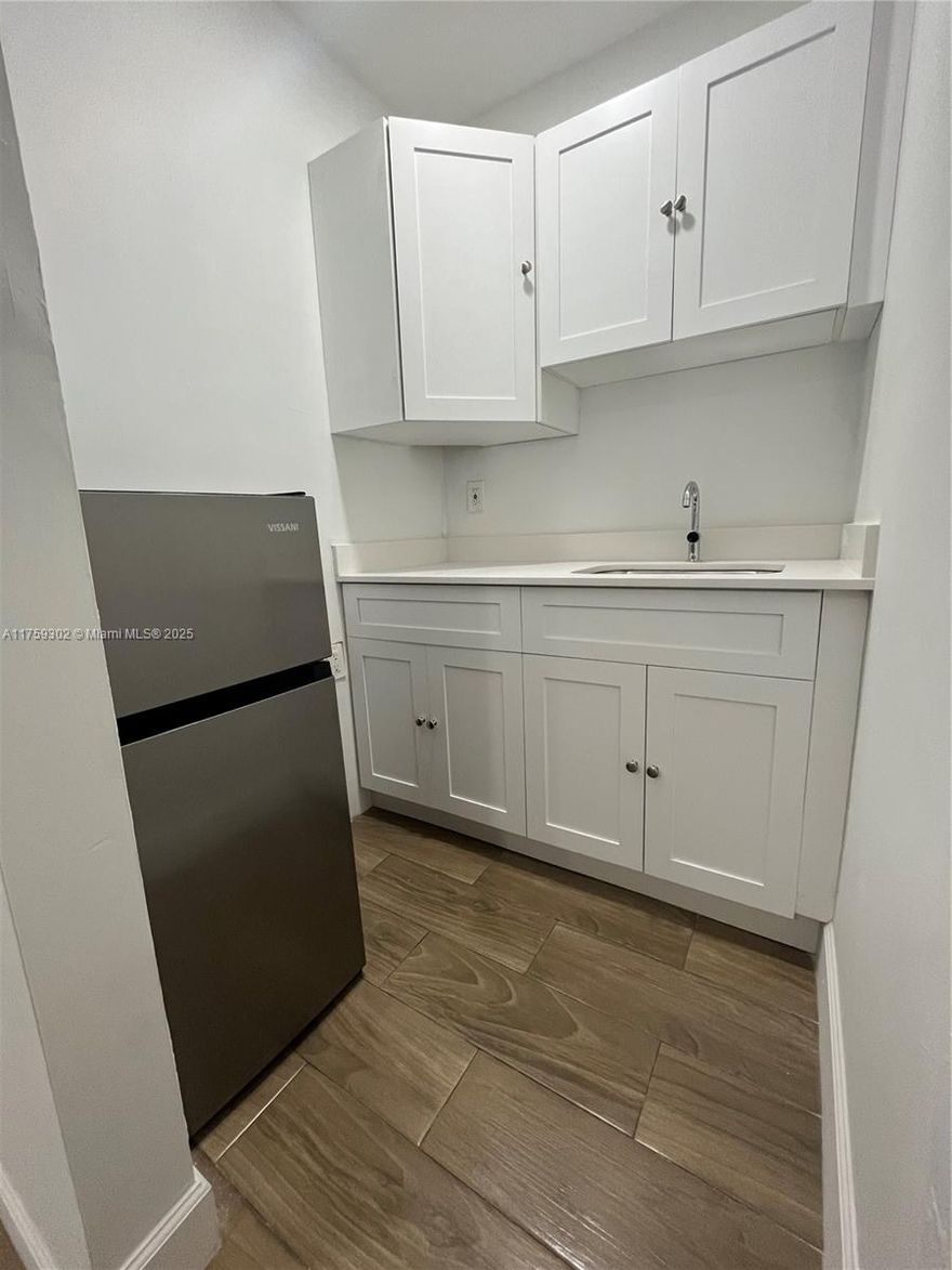 This newly renovated studio in the heart of Plantation offers exceptional efficiency, featuring beautiful tile flooring, a modern bathroom with a stylish shower, and a fully updated kitchen. Ideally located close to highways and shops, it provides both convenience and comfort. Plus, the rental includes water and electricity, making it a cost-effective and hassle-free living option.