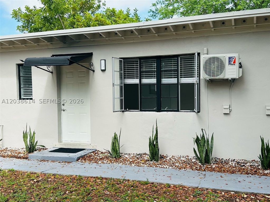 Photo of 417 SE 14th Ct #1, Fort Lauderdale, FL 33316 (MLS # A12038614)