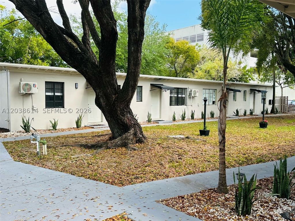 Photo of 417 SE 14th Ct #1, Fort Lauderdale, FL 33316 (MLS # A12038614)