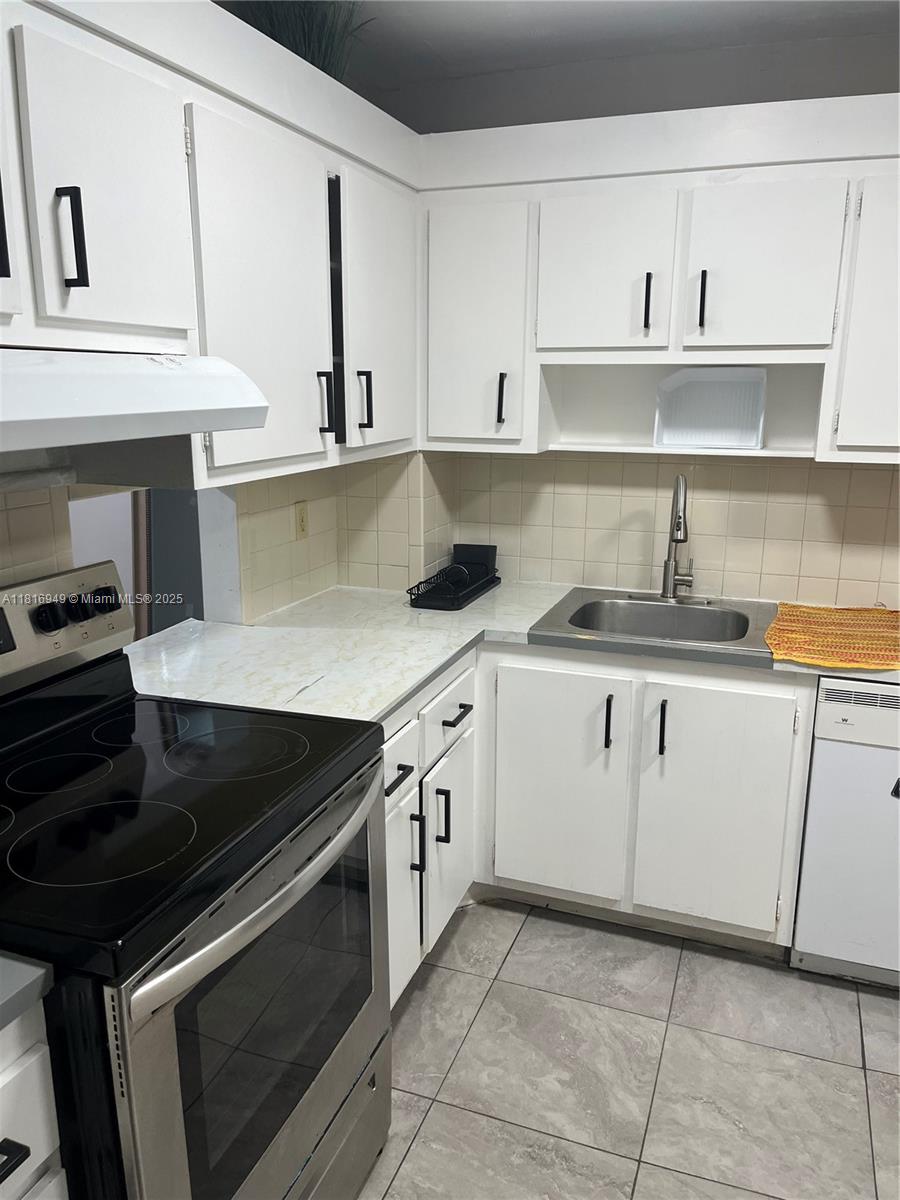 Rental Property at 200 Ashbury Rd 305, Hollywood, Broward County, Florida - Bedrooms: 1 
Bathrooms: 2  - $1,500 MO.