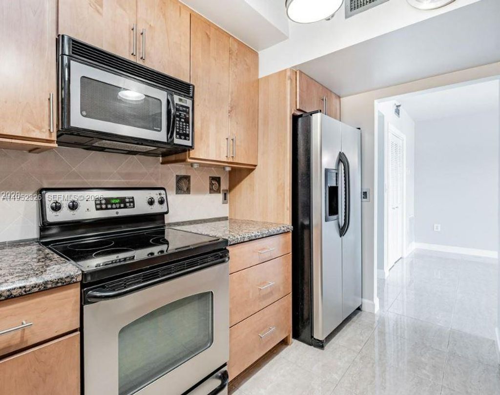 Photo of 4001 Hillcrest Dr #914, Hollywood, FL 33021 (MLS # A11952326)