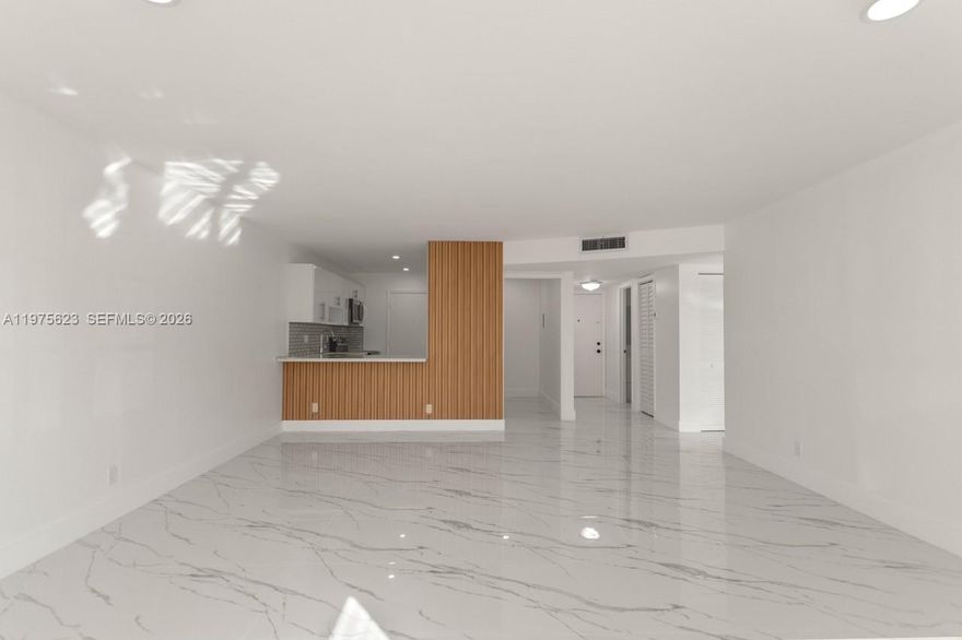 Incredible apartment with one bedroom and one and a half bathroom. Community is for 55+, spacious living room,
large bedroom. Quiet complex and very well located. The unit is also for sale. Tenants aware.