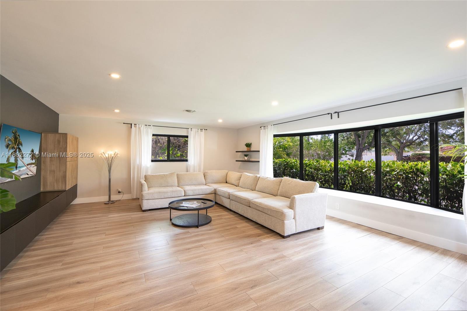 IMPERIAL POINT 1 SEC - Residential