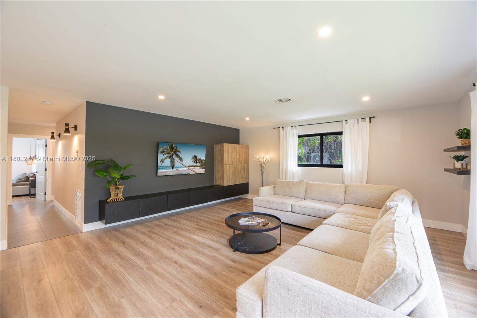 IMPERIAL POINT 1 SEC - Residential