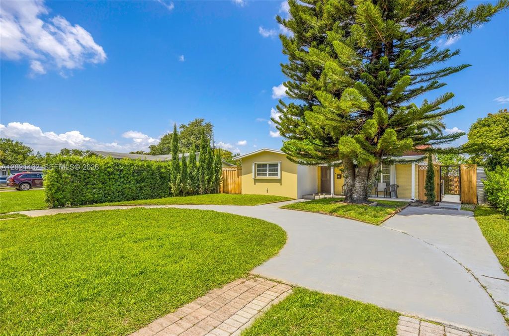 Photo of 304 SW 68th Ave, Pembroke Pines, FL 33023 (MLS # A12021432)