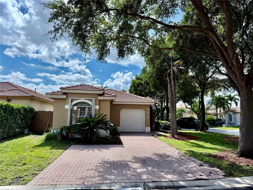 Corner house, completely updated,3 bed, 2 bath with garage for 1 car, in one of the most prestigious condominiums in Costa Verde Doral